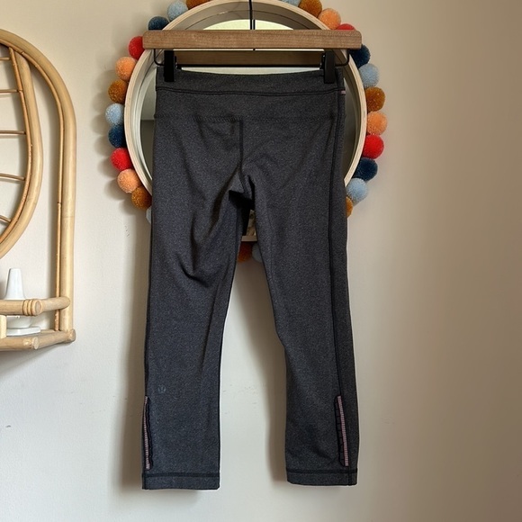 Lululemon Athletica Cross Waist Capri Active Workout Ruffle Trim Crop Leggings - Picture 3 of 6